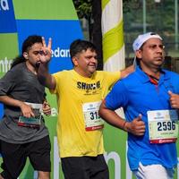 nova delhi, índia - 16 de outubro de 2022 - vedanta delhi meia maratona após covid em que os participantes da maratona prestes a cruzar a linha de chegada, meia maratona de delhi 2022 foto