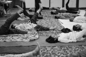 delhi, índia, 19 de junho de 2022 sessão de exercícios de ioga em grupo para pessoas de diferentes faixas etárias no templo balaji, vivek vihar, dia internacional de ioga, grande grupo de adultos participando de aulas de ioga-preto e branco foto