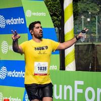 nova delhi, índia - 16 de outubro de 2022 - vedanta delhi meia maratona após covid em que os participantes da maratona prestes a cruzar a linha de chegada, meia maratona de delhi 2022 foto