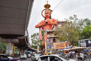 nova delhi, índia - 21 de junho de 2022 - grande estátua de lord hanuman perto da ponte do metrô de delhi situada perto de karol bagh, delhi, índia, lord hanuman grande estátua tocando o céu foto