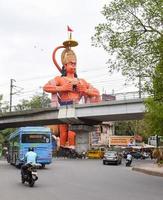 nova delhi, índia - 21 de junho de 2022 - grande estátua de lord hanuman perto da ponte do metrô de delhi situada perto de karol bagh, delhi, índia, lord hanuman grande estátua tocando o céu foto