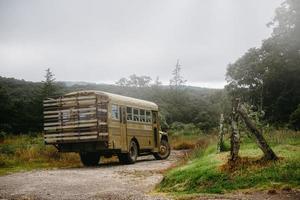 viagens vintage ou ônibus de acampamento no meio da floresta foto