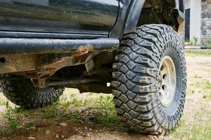 roda suv de carro com protetor ao ar livre, closeup foto