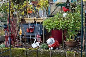 jardim feio com muitas figuras foto