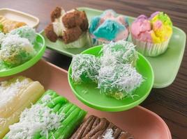 lanche tradicional indonésio. klepon é uma comida tradicional que tem um sabor doce de molho de açúcar mascavo e salgado de uma pitada de coco ralado foto