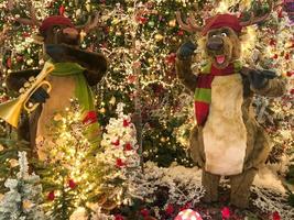 decoração de janela de natal natural com renas artesanais e árvores de madeira foto