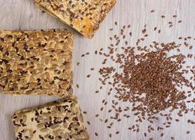 biscoito de linhaça. lanches saudáveis, sementes de abóbora de linhaça, coentro, sementes de girassol. dietas salgadas são bolachas crocantes. foto