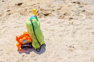 horário de verão na praia e brinquedos. período de férias foto