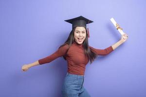 jovem estudante universitária com chapéu de formatura foto