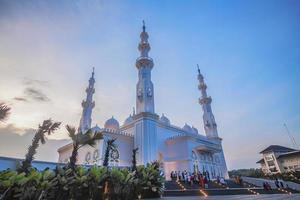 depok, indonésia - 12 de maio de 2022, a mesquita at-thohir é uma mesquita localizada no complexo podomoro golf view, tapos, depok city, west java. foto