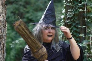 Foto: Na fantasia de bruxa no Halloween, o cabelo pode aparecer solto  debaixo do chapéu - Purepeople