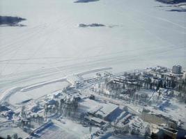 vista aérea da cidade de cobertura de neve branca no inverno, papel de parede de paisagem de neve, cidade em branco, escandinávia, círculo ártico foto