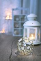 lanterna decorativa, velas e decorações de natal