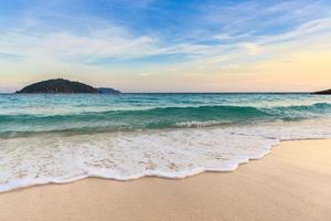 bela praia e mar cristalino na ilha tropical, foto