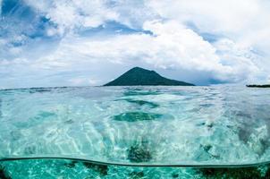 montanha sobre o mar vista foto subaquática de bunaken sulawesi indonesia