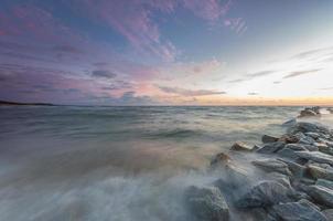 costa do mar Báltico ao pôr do sol em rowy, perto de ustka, polônia
