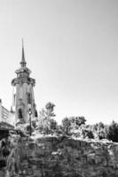 cruz de igreja cristã em torre alta para orações foto