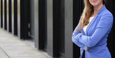 profissional feminina em uma camisa branca e paletó azul foto