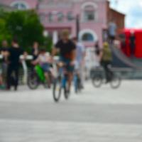 imagem desfocada de muitas pessoas com bicicletas bmx. encontro de fãs de esportes radicais foto