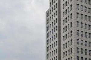 prédio de escritórios de vários andares com céu azul foto