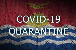 bandeira de kiribati e inscrição de quarentena covid-19. coronavírus ou vírus 2019-ncov foto