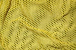 close-up de shorts esportivos de nylon de poliéster amarelo para criar um plano de fundo texturizado foto