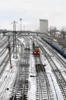 paisagem de kharkiv com trilhos de trem perto da estação ferroviária sul. foto olho de peixe com distorção artística