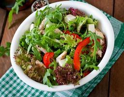 salada dietética com frango, rúcula e pimentão doce foto