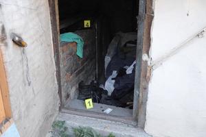 provas com marcador amarelo csi para numeração de provas no quintal residencial à noite. conceito de investigação da cena do crime foto