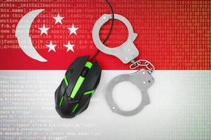 bandeira de singapura e mouse de computador algemado. combate ao crime informático, hackers e pirataria foto
