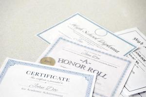 um reconhecimento da lista de honra, certificado de realização e diploma do ensino médio estão na mesa. documentos de educação foto