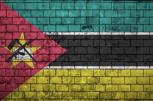 bandeira de moçambique é pintada em uma parede de tijolos antigos foto