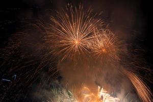 fogos de artifício no rio no céu escuro foto