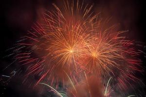 fogos de artifício no rio no céu escuro foto