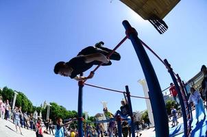 Kharkiv, Ucrânia - 27 de maio de 2018 show de treino de rua durante o festival anual de culturas de rua foto