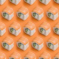 Filadélfia rola com salmão em fundo laranja. minimalismo vista superior plana padrão leigo com comida japonesa foto