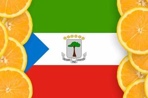 bandeira da guiné equatorial em moldura vertical de fatias de frutas cítricas foto