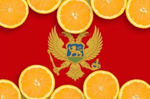 bandeira de montenegro em moldura horizontal de fatias de frutas cítricas foto