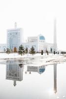 Tashkent, Uzbequistão. dezembro de 2020 mesquita branca menor no inverno em um dia ensolarado foto