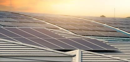 energia solar para construção de fábrica ou armazém. painéis solares no telhado da planta industrial. solar comercial. painéis fotovoltaicos industriais. energia solar no telhado. energia verde. energia Sustentável.