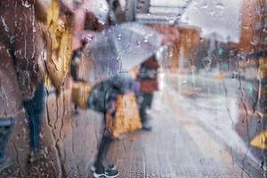 pessoas com guarda-chuva em dias chuvosos na cidade de bilbao, país basco, espanha foto