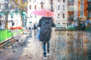 pessoas com guarda-chuva em dias chuvosos na cidade de bilbao, país basco, espanha foto