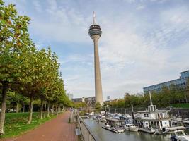 dusseldorf e o rio reno foto