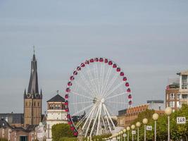 dusseldorf e o rio reno foto