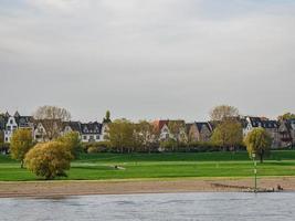 dusseldorf e o rio reno foto