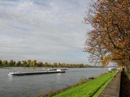 dusseldorf e o rio reno foto