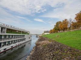 dusseldorf e o rio reno foto