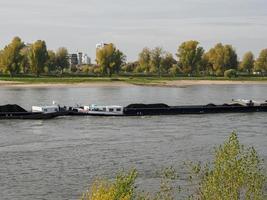 dusseldorf e o rio reno foto