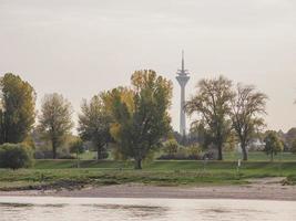 o rio Reno e a cidade de Dusseldorf foto