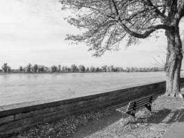 a cidade de dusseldorf no rio reno foto